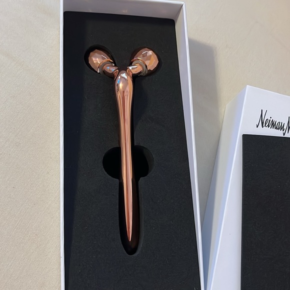 Neiman Marcus Face Contour Roller In Rose Gold - NEW - Picture 3 of 4